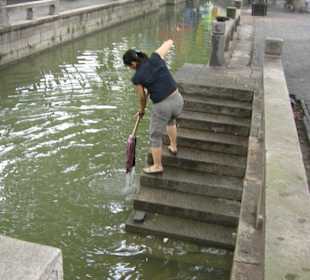 Besenreinigung in Tongli