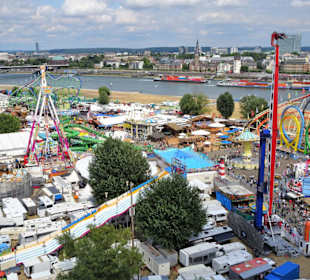 Blick vom Riesenrad auf die Rheinkirmes