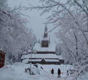 Einzigartige Stabkirche im Winter