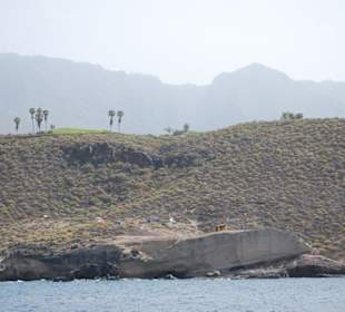 W oddali golf costa adeje