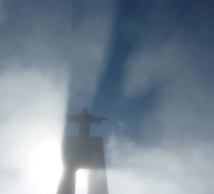 Cristo Rei die Sonne durchdringt langsam den Nebel
