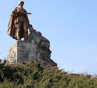 Ehrenmal Rotarmist mit Panzer 