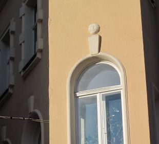 Steinrelief 'Bäckerjunge'