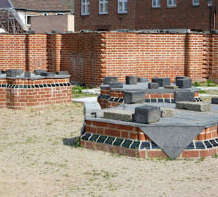 Mahnmal: aufgemauerter Grundriss von St. Marien