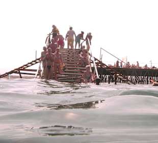 Der Steg zum Riff - im Hintergrund das Hotel