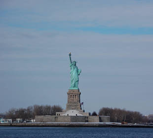Freiheitsstatue von der Fähre gesehen