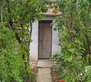 Plumpsklo der Gastgeberin im Gemüsegarten