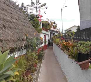 Die ältere Dame wohnt mit ihrem Mann im Anbau.