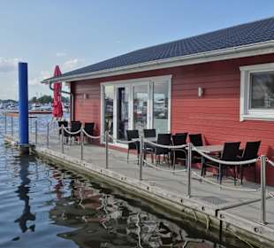 Das schwimmende Restaurant der Marina Wieltsee