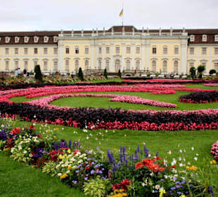 Blumenpracht vor dem Schloss