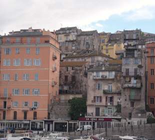 Diese verschimmelten Häuser werden bewohnt!