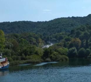 Wasserfsll im Hintergrund