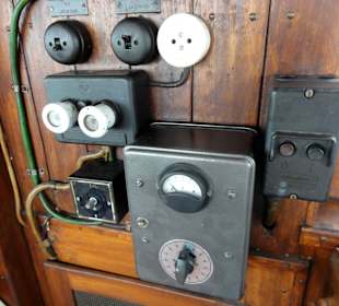 Elektrische Tafel auf der Brücke