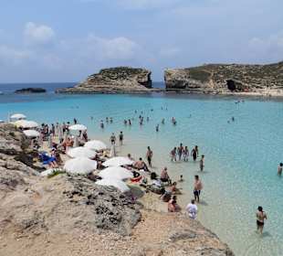 Die vom Comino Hotel & Bungalows ca. 500m entfernte blaue La