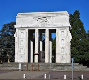 Ansichten des Siegesdenkmals in Bozen