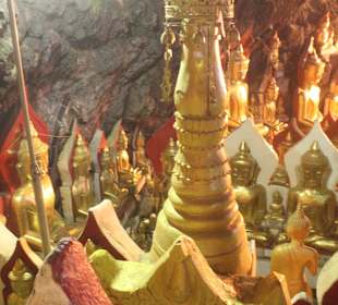 Über Stufen und gesichterte Gänge