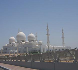 Sicht auf Anfahrtsweg zur Grand Zayed Mosque