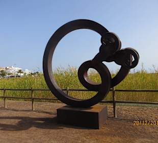 Figur auf dem Weg zum Strand