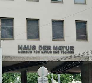 Vor dem Haus der Natur