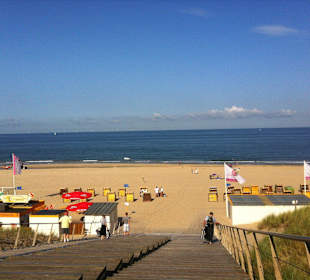 Treppen zum Strand am Hotel