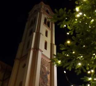 Weihnachtsbaum neben dem Kirchturm