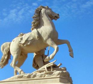 Einfahrt zum Schloss