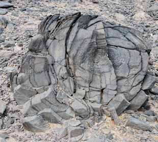 Aufgebrochene, erkaltete Lavabombe