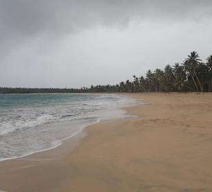 Karibischer Strand bei schlechtem Wetter