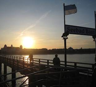 Blick auf die Strandpromenade bei Sonnenuntergang