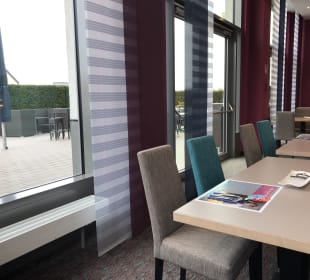 Restaurantbereich für Frühstück mit Blick auf Außenterrasse mit schönem Sitzbereich bei gutem Wetter  Park Inn by Radisson Neumarkt