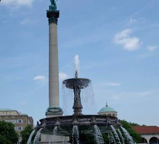 Säule mit Brunnen
