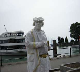 Weißer Mann am Hafen