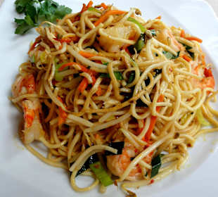 Bami Goreng mit gebratenen Garnelen