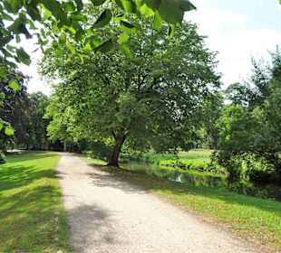 Spaziergang durch die sommerlichen Graftanlagen