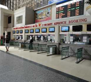 Die Verkaufsschalter im Hauptbahnhof in Bangkok