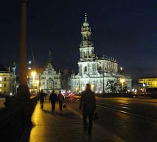 Hofkirche von Augustusbrücke bei Nacht