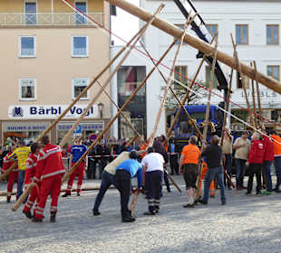 Mit Manneskraft wird er aufgestellt