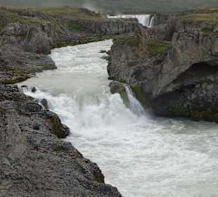 Geitafoss im Hintergrund der Godafoss