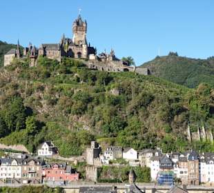 Burg von der anderen Seite der Mosel