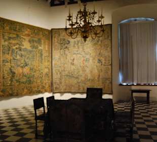 Saal mit Wandteppichen