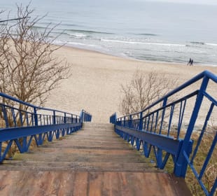 Strome schody na plażę Sunset Spa