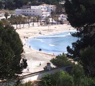 Blick von Calla Fornells auf den Strand in Paguera