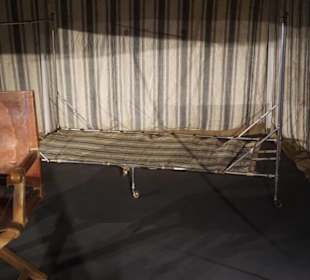 Napoleons Zelt mit Feldbett, Schreitisch, Sessel