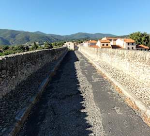 Der Weg auf der Teufelsbrücke