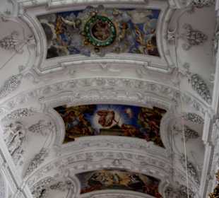 Reich verzierte Deck mit Stuck