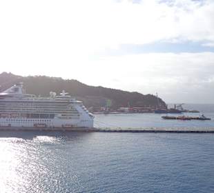 Kreuzfahrtschiffe am Pier