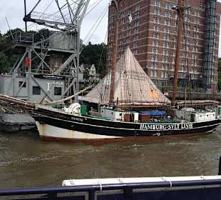 Ein Segler im Museumshafen