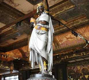 Statue in der Atlas Bar