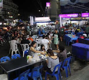 Gäste in einer Garküche