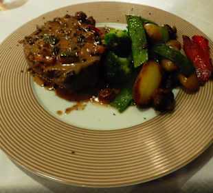 Pfeffersteak mit angeschwenktem Gemüse und Kart.